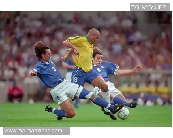 历史上最闪耀的足球巨星之路从少年到传奇的辉煌时刻