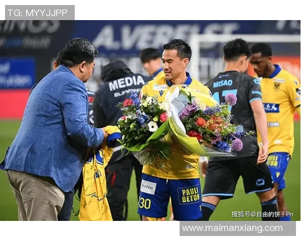 扎着辫子的足球明星瞬间展现独特魅力与拼搏精神,球场上的动感与风采并存 扎着辫子的足球明星瞬间展现独特魅力与拼搏精神,球场上的动感与风采并存