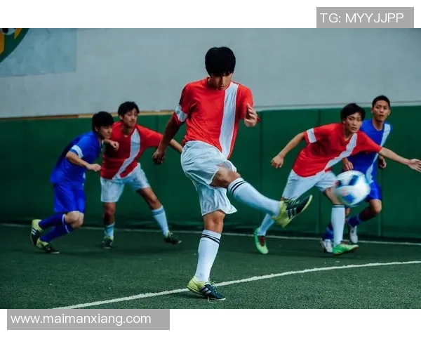 走近足球巨星的日常生活：从晨跑到训练场，揭开他们背后的汗水与荣耀