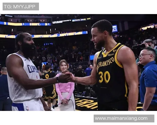 哈登与世界足球巨星同框合影引发热议 笑容满面展现跨界友谊