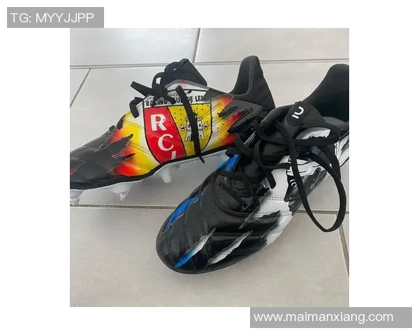 球星助阵新款足球鞋上脚效果图揭晓,打造速度与舒适并存的全新体验 球星助阵新款足球鞋上脚效果图揭晓,打造速度与舒适并存的全新体验